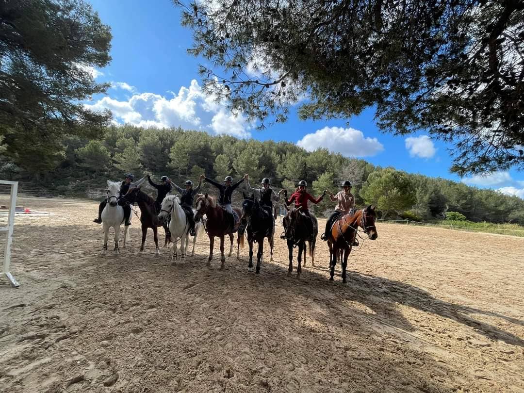 Groupe de cavaliers à l'écurie